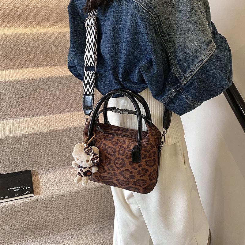 

Матовая текстура Бостонская сумка для боулинга женская высококлассная нишевая дизайнерская сумка-мессенджер для通勤, универсальная 20.5*10*19