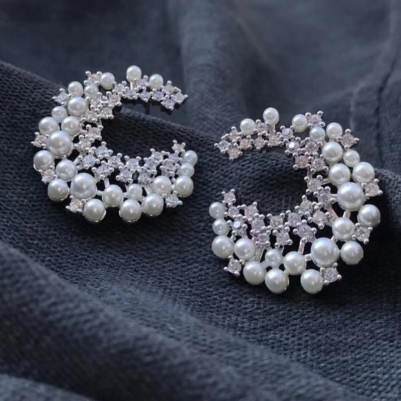 New Fashion Earrings Trend Unique Design Pearl Flash Zircon Irregular Round Stud Senior Jewelry Wedding Party Gift