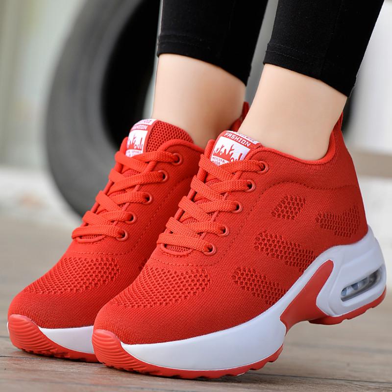 Fliegende gewebte Damenschuhe und Sneakers in der neuen Mode nehmen zu