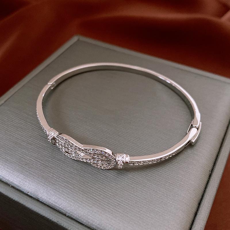 

Zircon Horseshoe Buckle Bracelet: Luxurious, Versatile Hand Jewelry