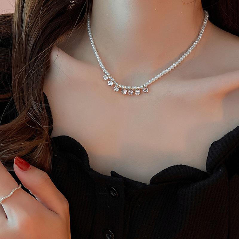 This short pearl necklace is a niche design for women. It features a light and luxurious collarbone chain with beads