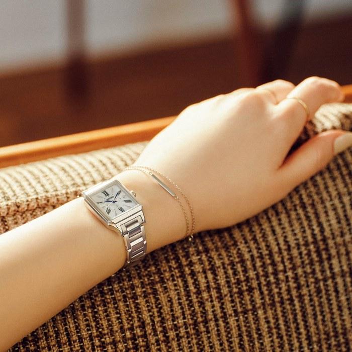 Seiko Lukia SSVW209 Damenuhr, Hergestellt in Japan, Solar Funk-Synchronisation, Quadratisch, 100m Wasserdichtigkeit, Silbernes Gehäuse & Armband
