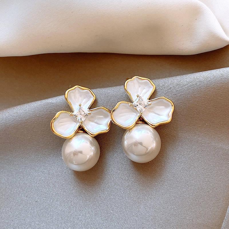 French pearl oval shell earrings white flower high-end stud earrings fashion temperament light luxury earrings women