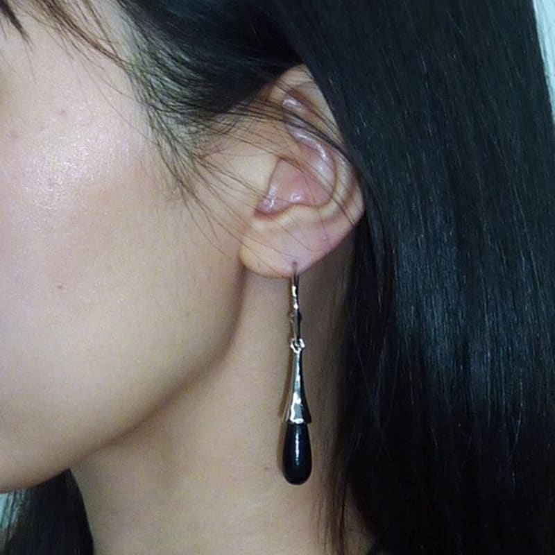 A BIT MOR HANGING ONYX DROP