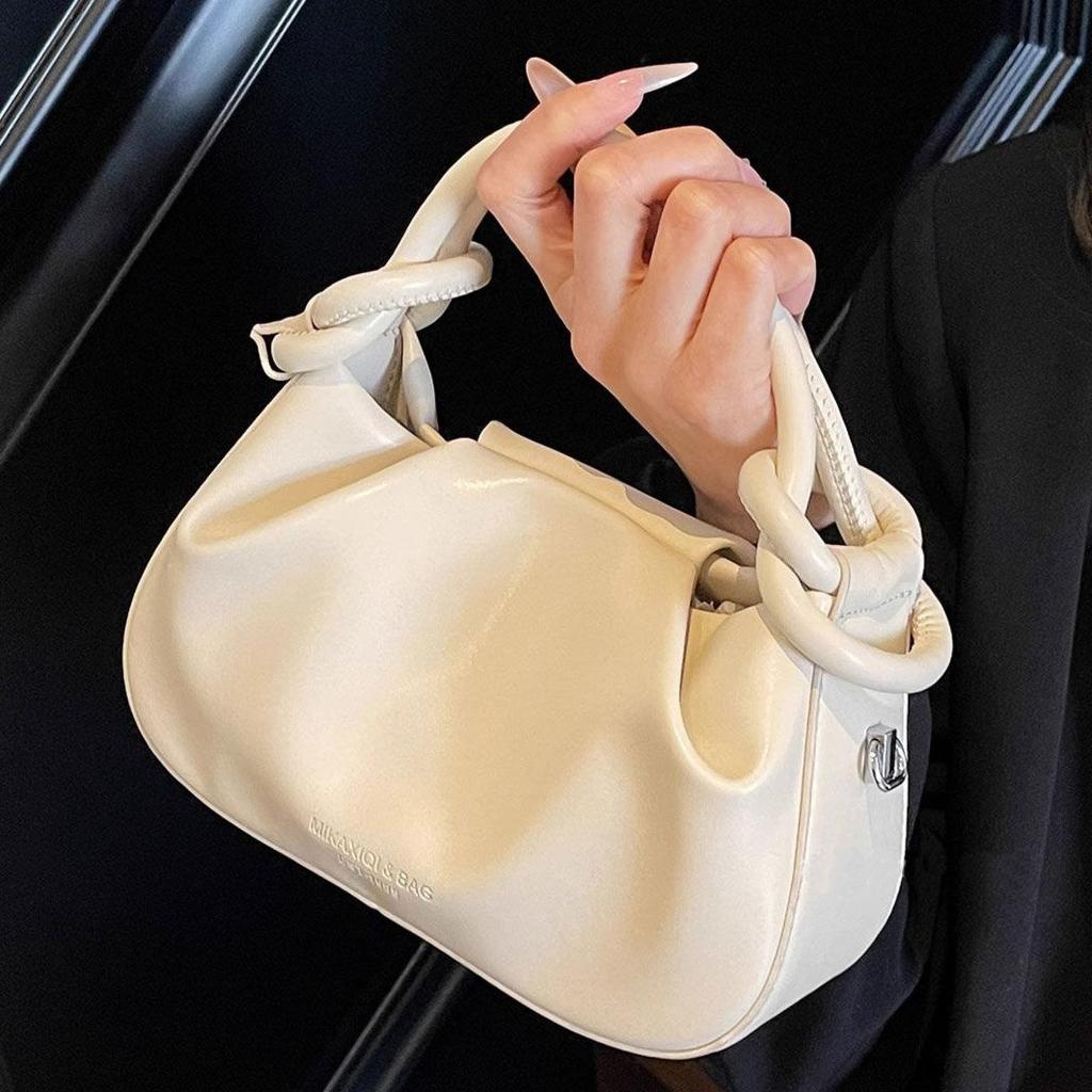 Premium Sense Super Fire Niche Bag Women's 2025 New Summer Versatile Messenger Bag Fashionable Portable Pleated Small Bag