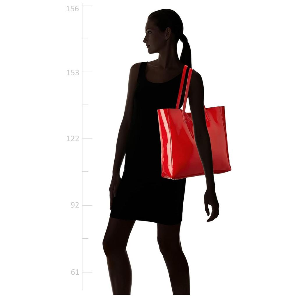 Pflegehinweise für Damenhandtaschen: Mit einem sauberen, trockenen Tuch abwischen, um Staub zu entfernen