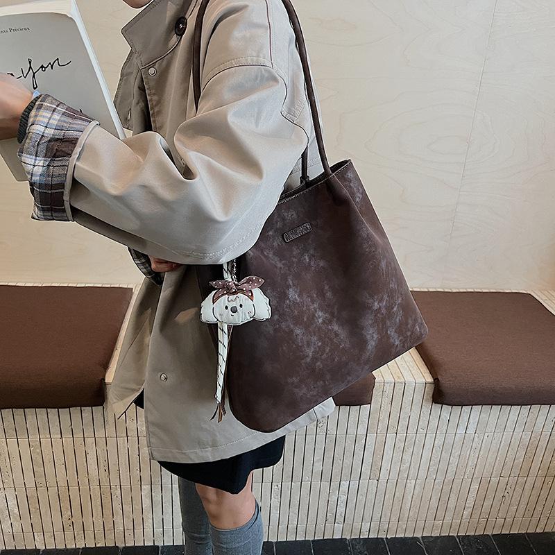 College students class tote bag women 2025 new trendy high-end shoulder bag large capacity fashionable versatile commuter bag