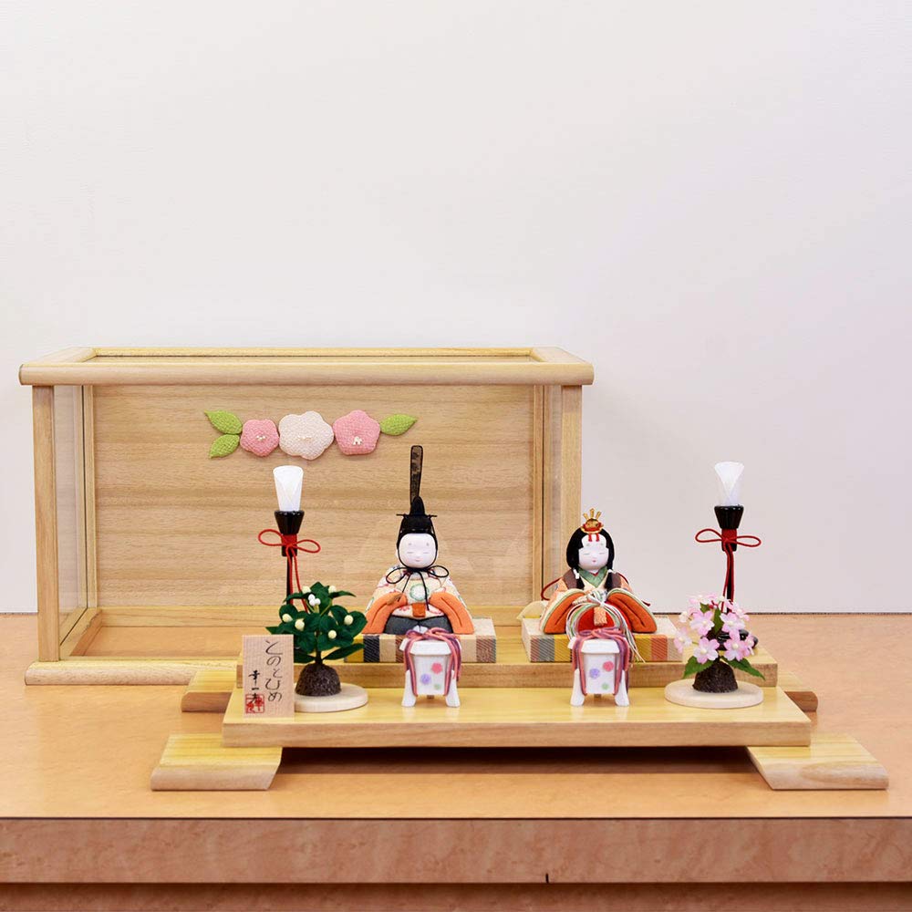 wooden Hina doll display with a round face and a stylish Made by Koichimitsu Compact, case-mounted case. Cute, miniature, white, design. Jinya.