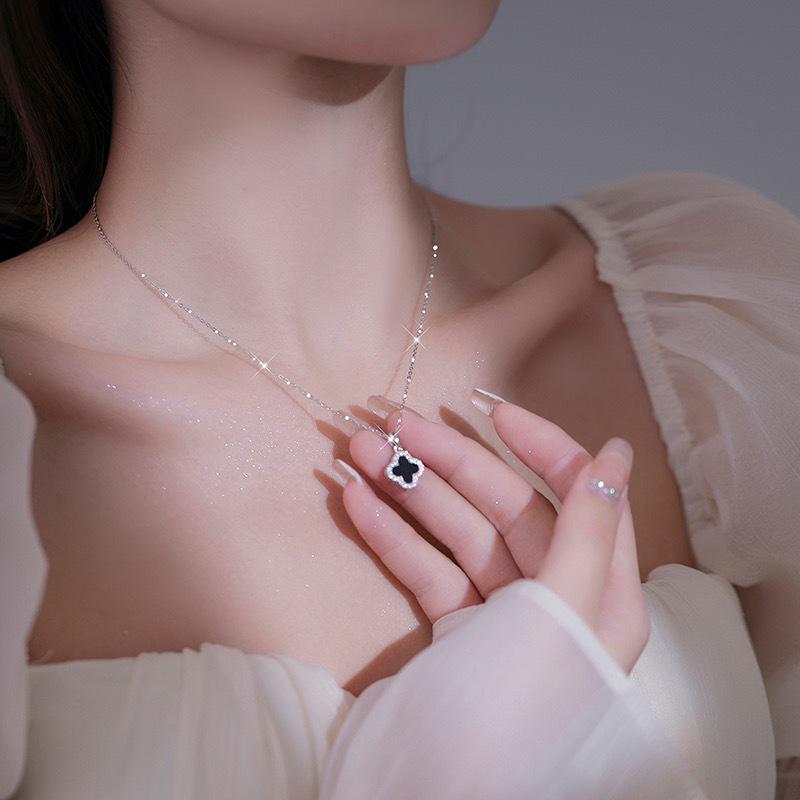 Women's Autumn/Winter Four-Leaf Clover Sweater Necklace - Luxurious, Trendy, and Stylish Clavicle Chain