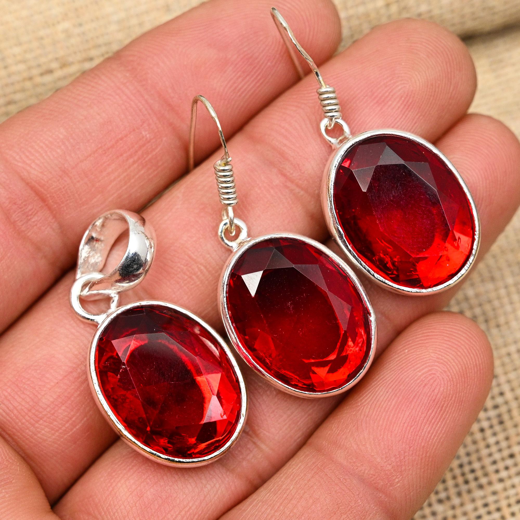 

Комплект украшений из серебра 925 пробы с красным гранатом и подвеской и серьгами