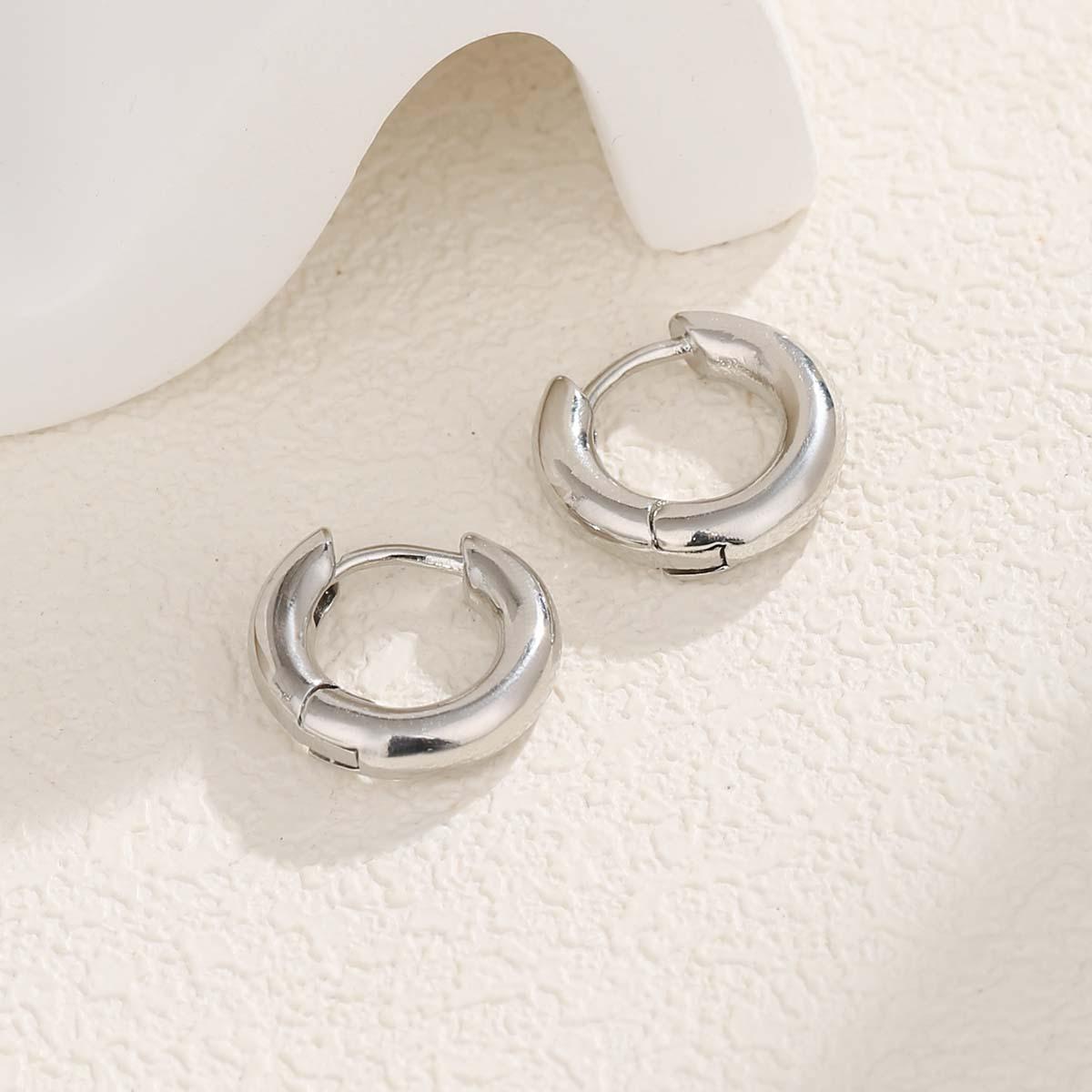 

Extremely simple plain circle, exquisite and fashionable copper ear buckles, commuting, elegant and cold wind earrings, advanced sense earrings, men