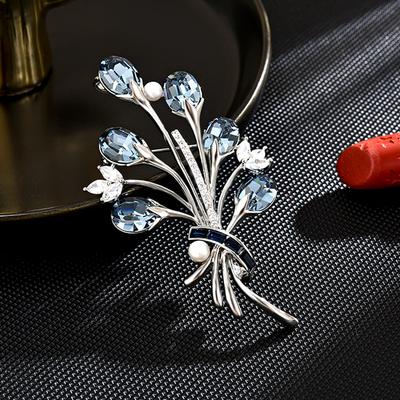 Broche Bouquet de Perles d'Imitation Élégante Design Luxe Léger pour Femmes Broche Tendance et Polyvalente Design de Niche