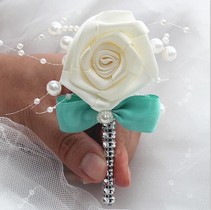 Shaped The Brooch Flower Stylish Is Studded With Pearls