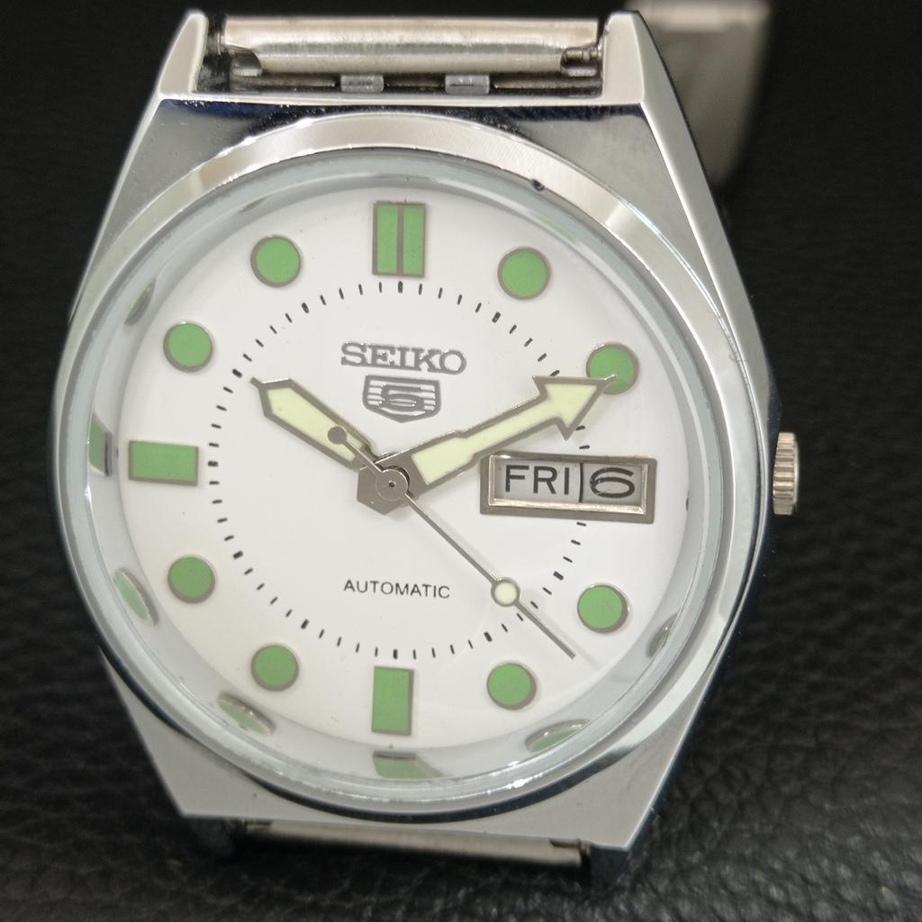 VINTAGE SEIKO 5 AUTOMATIC REFURBISHED JAPAN MENS WHITE DIAL WATCH a444450-1