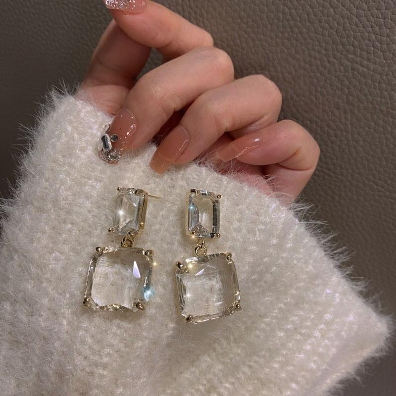 

Retro artificial crystal diamond-encrusted square geometric steel needle earrings, European and American simple niche temperament, high-end прозрачный