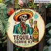 Plat 2D, 1 pièce Rond "Tequila Servie Ici" Panneau Suspendu en Aluminium, Design Squelette Mexicain Sombrero Tequila Vintage, Décoration Murale Métallique Rétro, Parfait pour
