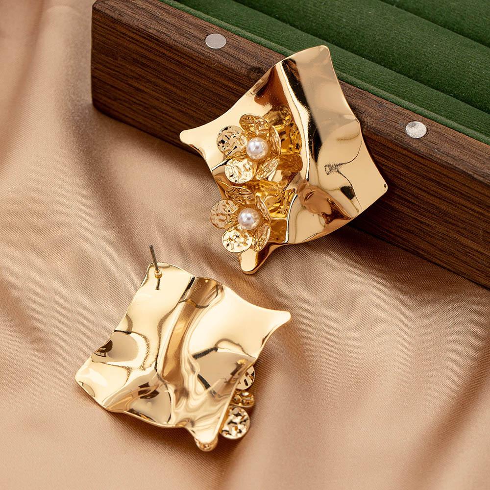 

Модные женские серьги в виде плиссированных объемных цветов золотой