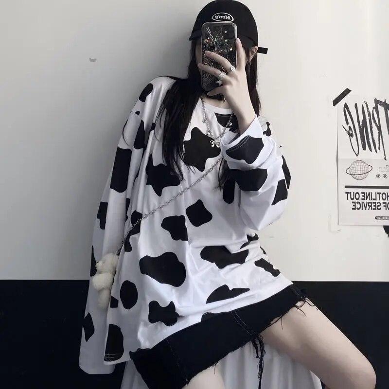 

Женские футболки, осенняя свободная футболка с длинными рукавами и японским уличным принтом Лолиты в стиле коровы, топ для женщин, модная футболка Kawaii