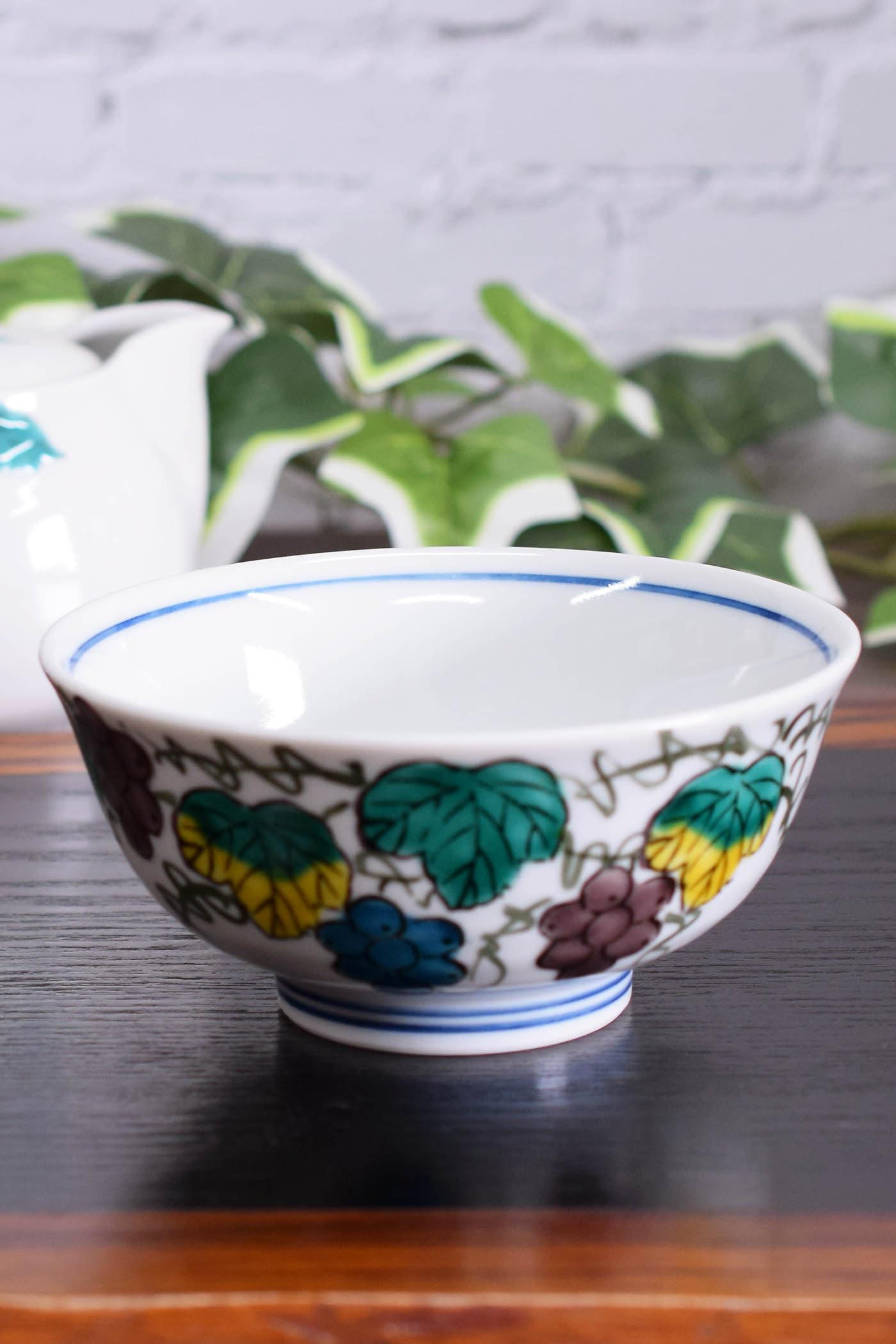 

Waza no Kura: Stylish Kutani ware rice bowl with grape design. Made in Japan.