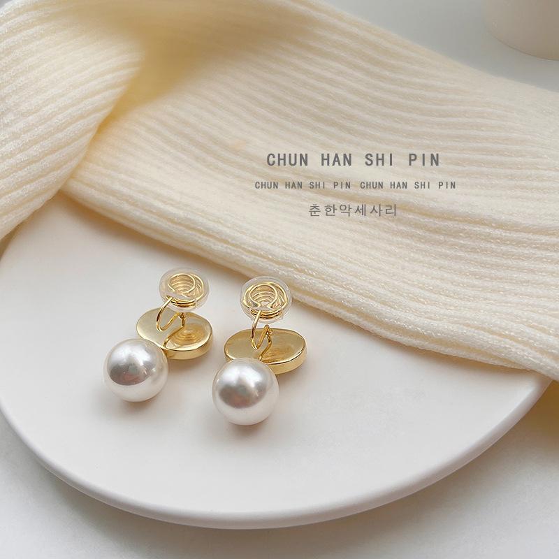 Rhombus shell pearl earrings for women without earholes, light luxury temperament, mosquito coil disc earclips, small fragrant retro earrings,