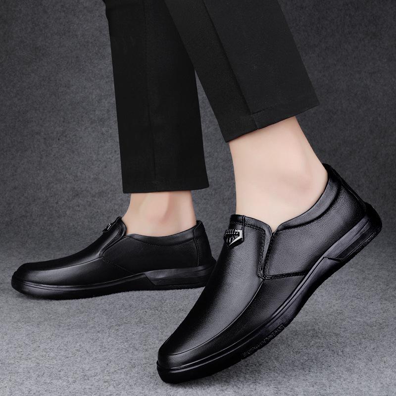 Men's shoes 2025 summer new men's daily outdoor waterproof casual leather shoes middle-aged one-pedal soft-soled dad shoes
