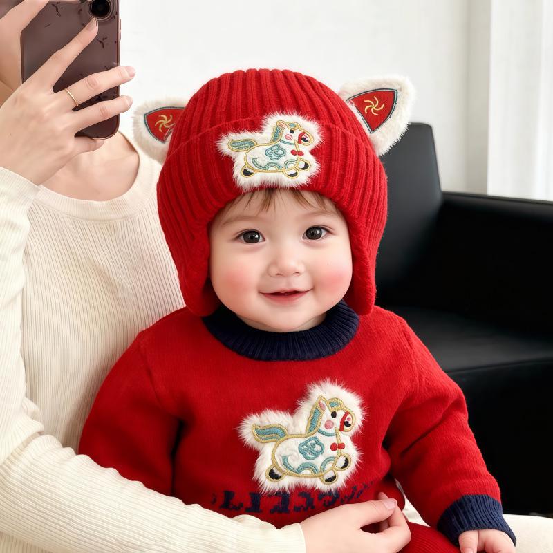 

Красная вязаная детская шапка на Год Лошади с защитой ушей для зимы и на первый день рождения