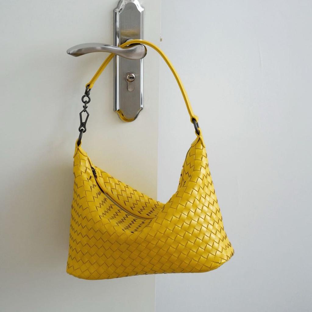 2025 New Sheepskin Woven Lunch Box Bag One Shoulder Underarm Dumpling Bag One Shoulder Crossbody Handbag Minimalist Hobo Bag