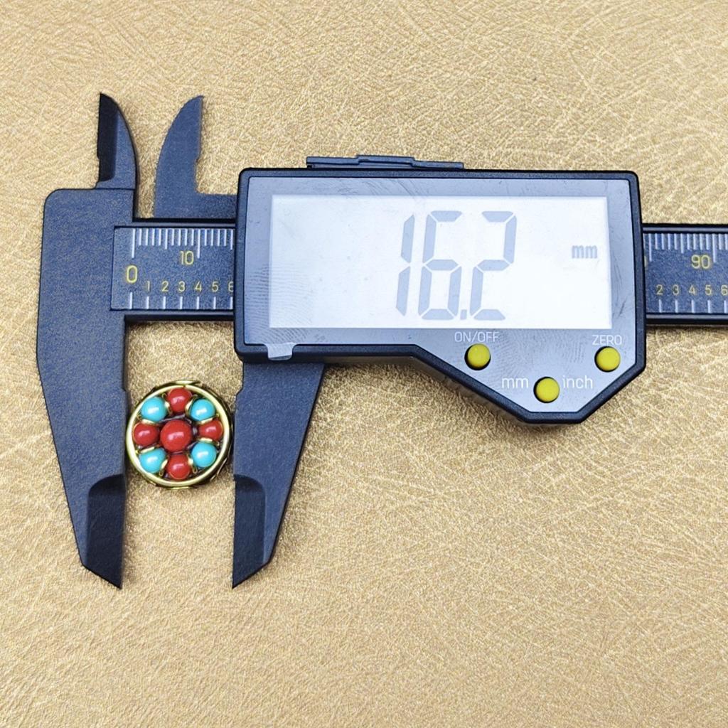 Nepalski Ręcznie Robiony Naszyjnik z Sześciosylabową Mantrą z Mosiężnymi Inkrustowanymi Koralikami