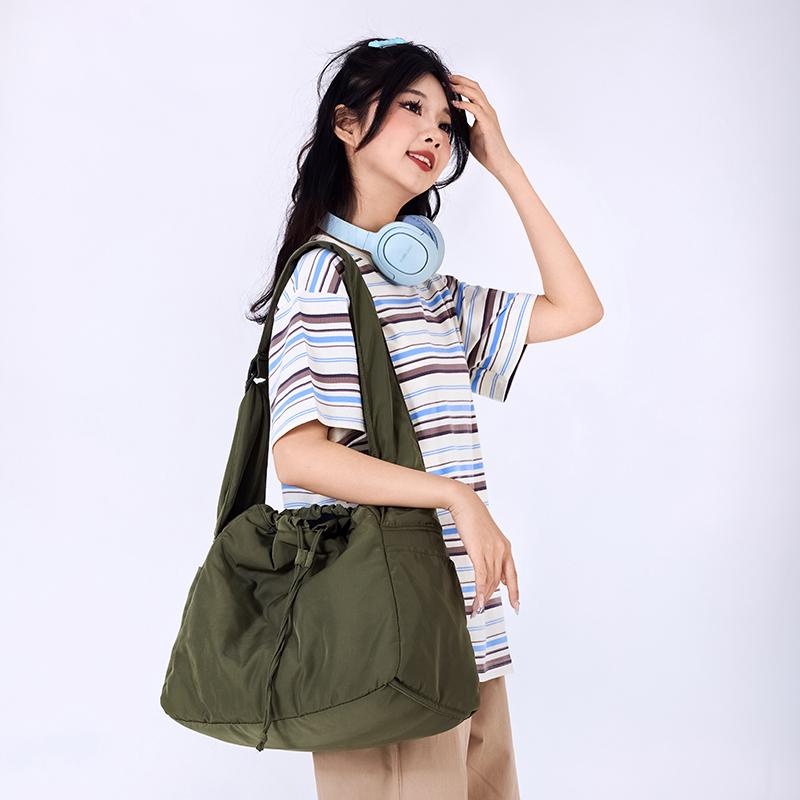 Large Capacity Women's Shoulder Bag Commuter Sports Tote Bag
