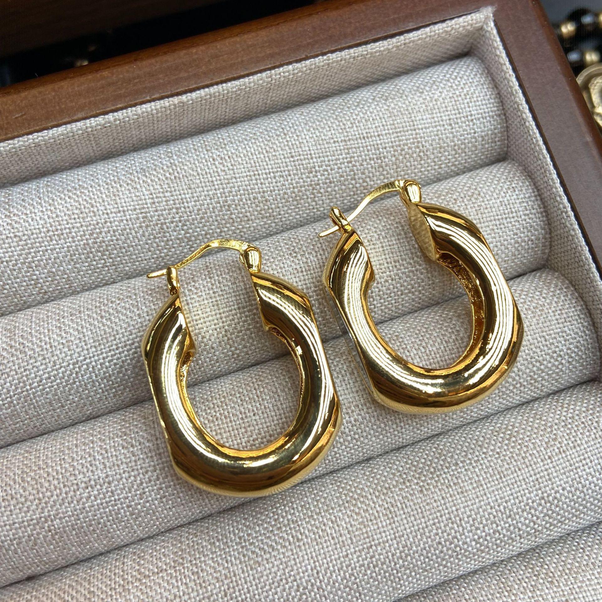 

Heavy Industry Gold And Silver Color Matching Hollow Earrings Fashion Simple Light Luxury Premium Earrings