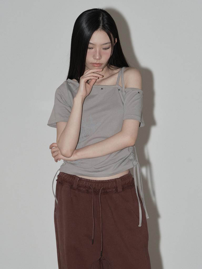 SWAYGLOW Eyelet Strap Off-Shoulder T-Shirt (Be)