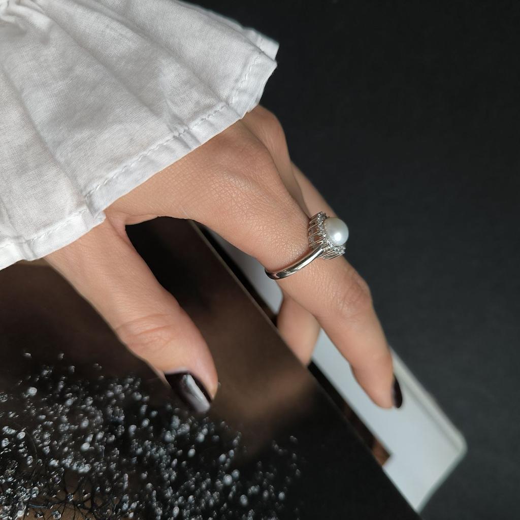 Серебряное кольцо с натуральным жемчугом, фианитами, вес изделия 3,38 гр (2197973)