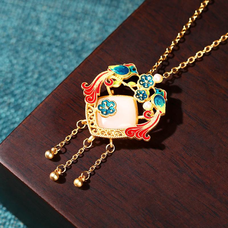 Freude auf der Stirn Weißjade & Vergoldeter Anhänger - Damen Halskette im klassischen ethnischen Stil