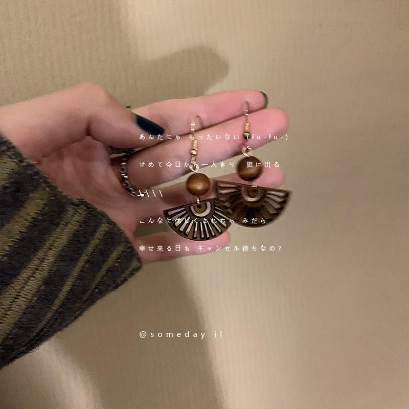 Retro Chinese style new Chinese fan earrings, niche design, high-end ethnic style earrings, second-hand earrings, stud earrings