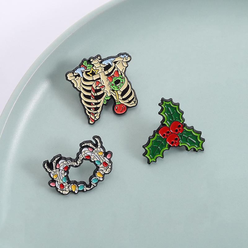Halloween Rib Cage Enamel Pins Floral Skeleton Hand Hand Heart Gesture Brooches Lapel Badge Christmas Jewelry Gifts for Friends