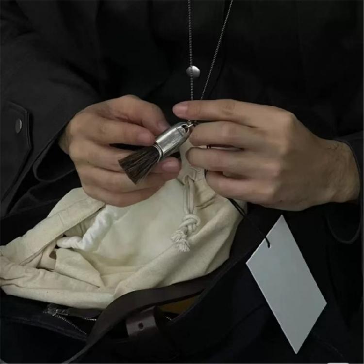 Legering Borste Tofsar Accent Långt Halsband Modedesign Kompletterar Både Professionella Och Fritidsensembler