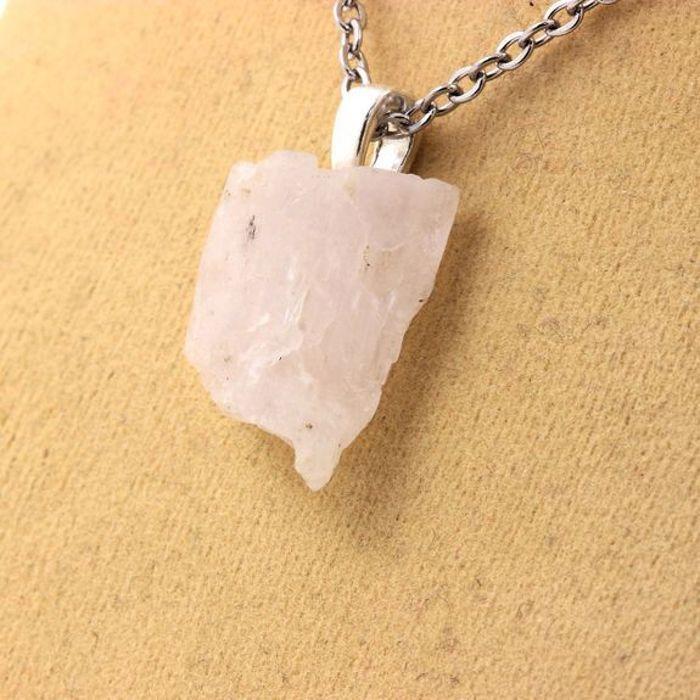 Pierres et Minéraux. Collier Kunzite brut. 20.43 ct. Konar Province, Afghanistan.