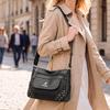 Einfarbige Damen Crossbody-Tasche mit geripptem Panel und Nieten-Details Elegante Kunstleder-Umhängetasche für den täglichen Gebrauch