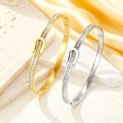 Pulseira Bangle de Aço Inoxidável para Mulheres em Forma de Ferradura e Coração com Diamantes Incrustados - Joia de Aço Titânio de Alta Qualidade, Não Desbota