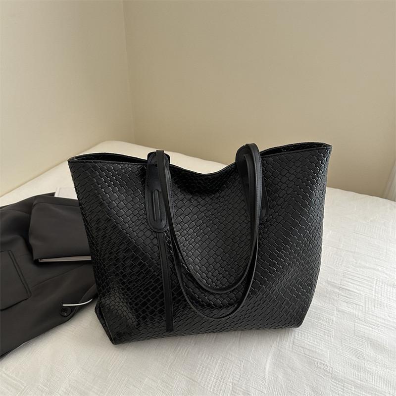 Modern Women's Tote Bag With Elegant Design And Ample Storage For Everyday Commuting