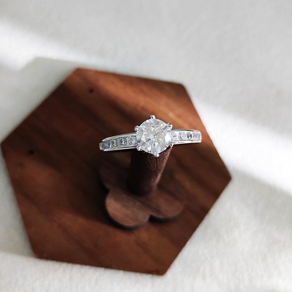 1 Carat D Color Moissanite Ring, Six-Prong Crown Design, 925 Sterling Silver, Light Luxury Jewelry