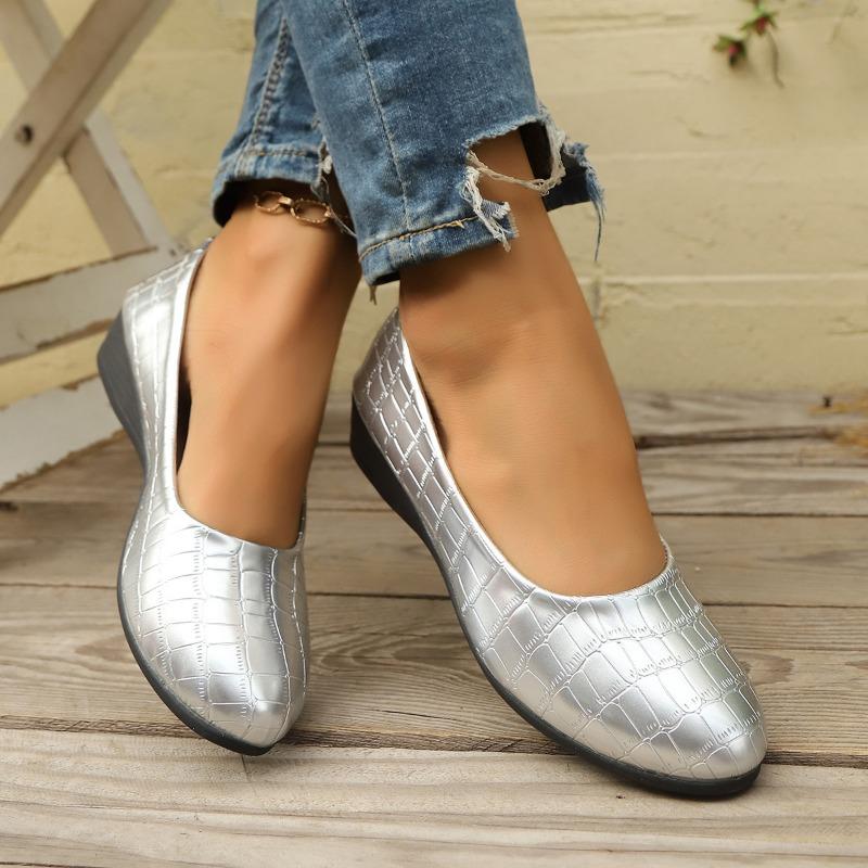 Scarpe basse casual grandi con suola morbida a punta per donna che indossa scarpe singole a bocca leggera