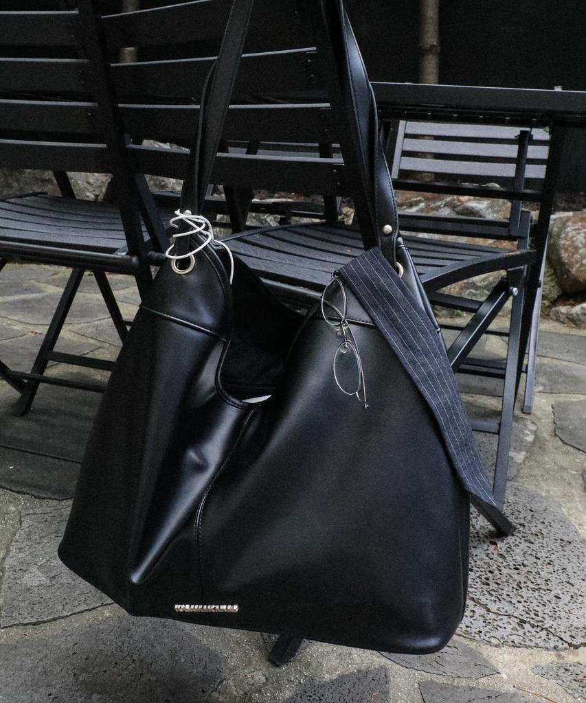 Iugamakaras Essential Hobo Shoulder Bag (Black)