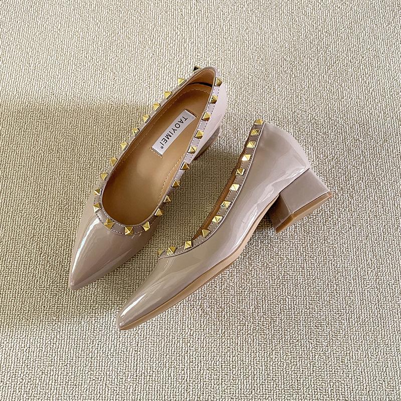 

Женские остроносые туфли на скрытой платформе, весна-лето, новинка, французские туфли с мелким вырезом, остроносые, с заклепками, из мягкой лакированной кожи, универсальные, вечерние, на высоком каблуке 39 коричневый