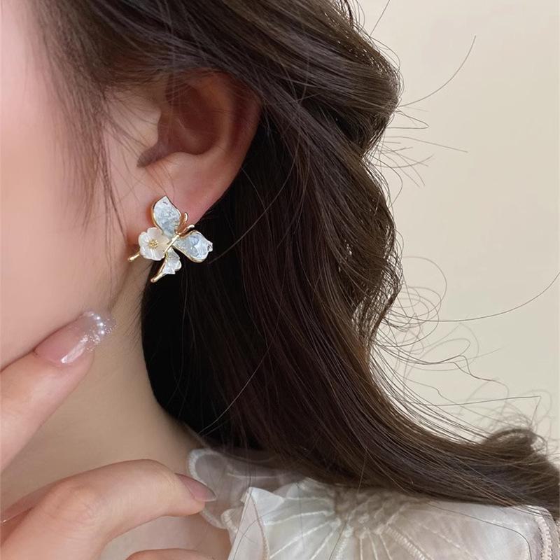 S925 Silbernadel-Ohrringe mit blauem Schmetterlingsmuster, elegantes, vielseitiges Blumendesign