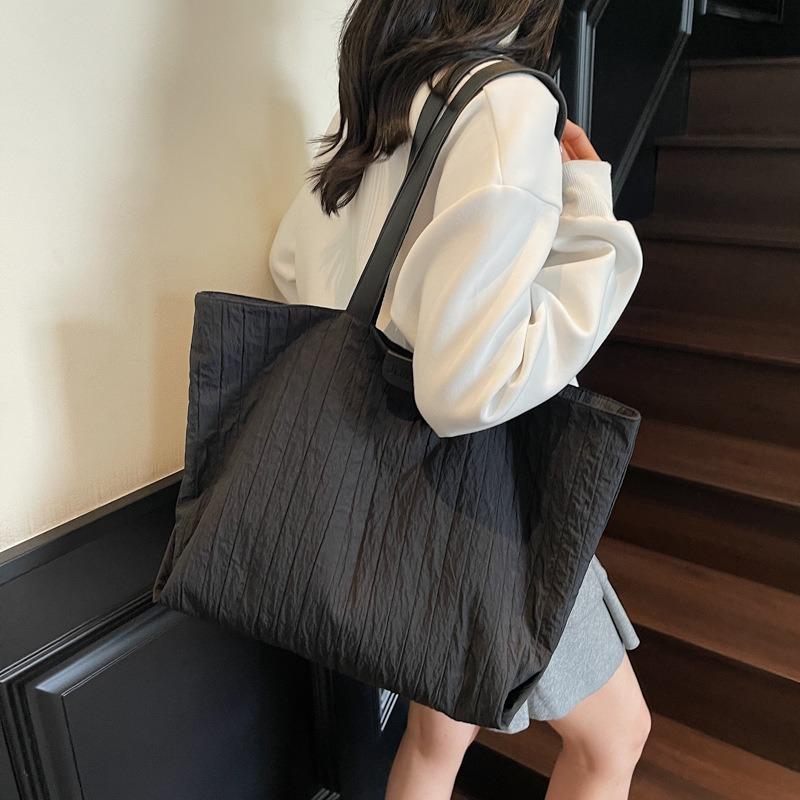 Large capacity tote bag women's new casual versatile pleated shoulder underarm bag class commuter bag