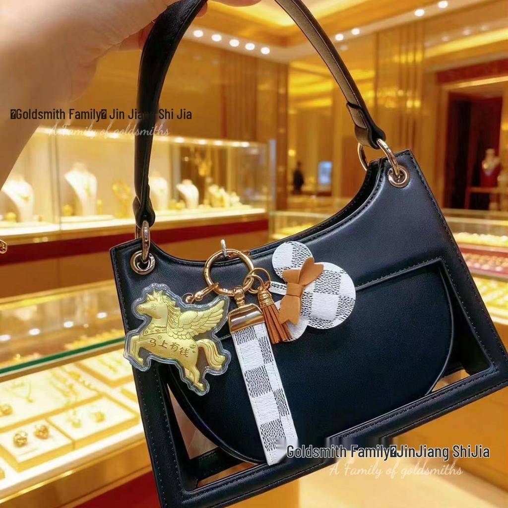 Hästens år 999 Rent Guld Välståndsnyckelring – Gyllene Ponny med Rosa Blomsterberlock för Mobil- eller Väskdekoration