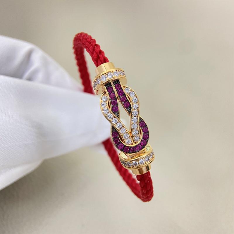 Boucle en or rose 18 carats avec diamants dégradés en forme de 8 et cordon rouge