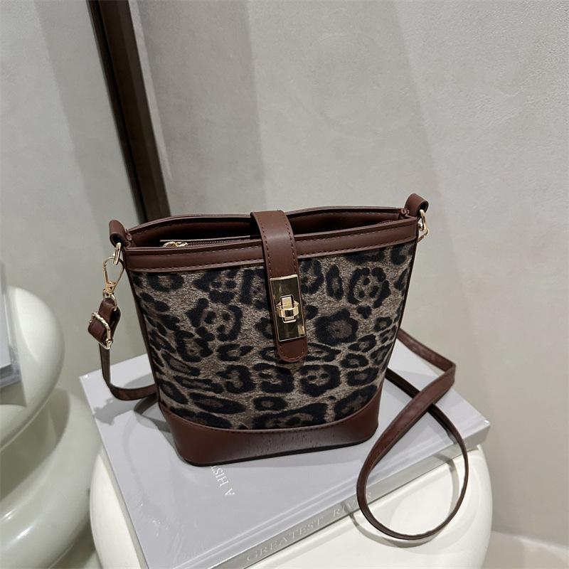 This Year's Popular Fashion Leopard Print Bag Women's 2025 New Spring Foreign Trend Messenger Bag Fashionable New Bucket Bag