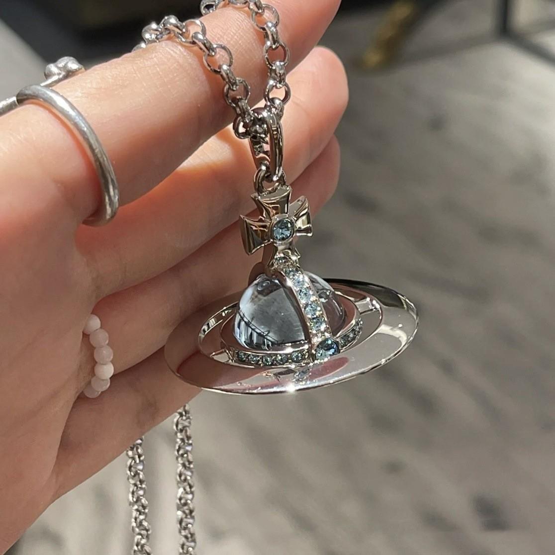 

Кольє-чокер Westwood Saturn: Висока версія, середній розмір, жіночі намистини 10 мм, застібка з логотипом. Detail with Complete Three Logos